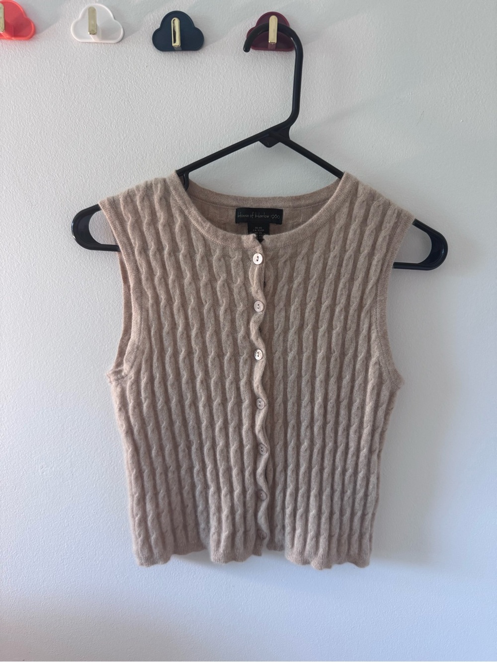 House of Harlow 1960 Beige Cable-Knit Cashmere Sleeveless Button Cardigan